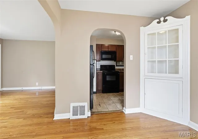 Photo 3 of Sale Pending at 7901 Alert Dr, Saint Louis, MO 63133 | MLS# MIS26051640 | Listing updated on 2026-09-15