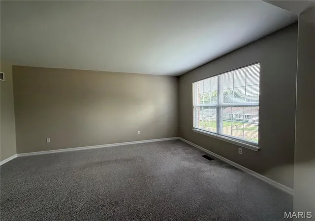 Photo 4 of Single family home for sale at 1002 Sara Jane Ln, St Clair, MO 63077 | MLS# MIS26051647 | Listing updated on 2026-10-09