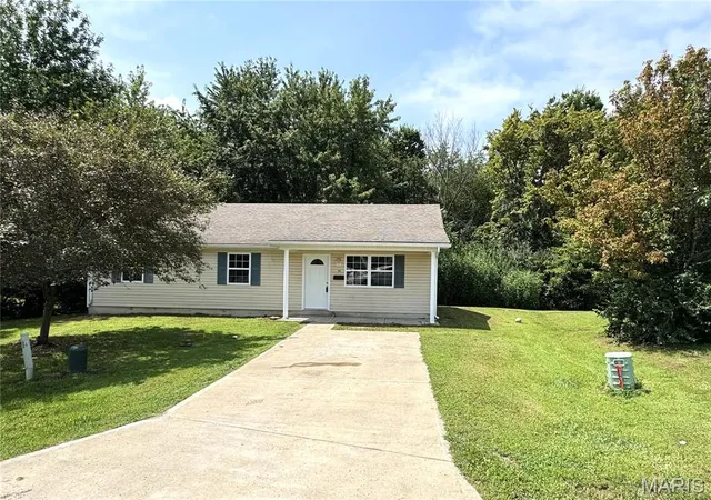 Photo 2 of Single family home for sale at 108 N 18th St, Bowling Green, MO 63334 | MLS# MIS26051954 | Listing updated on 2026-10-06
