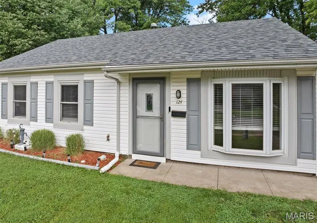 Photo 2 of Single family home for sale at 124 Rosette Dr, Belleville, IL 62220 | MLS# MIS26051965 | Listing updated on 2026-10-04