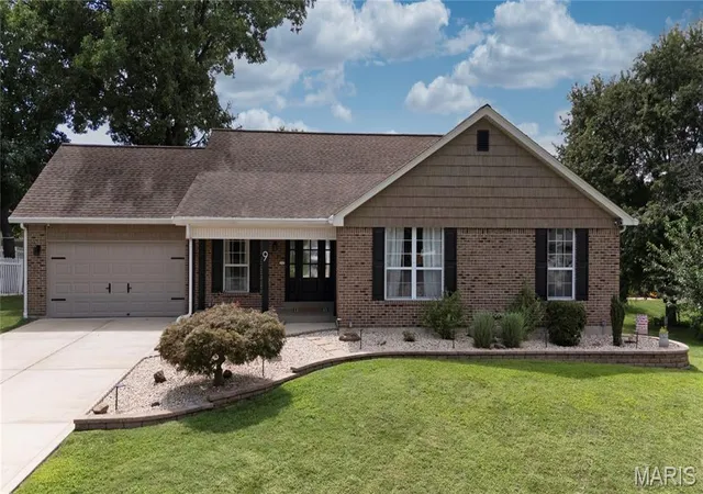 Photo 1 of Sale Pending at 9 Carriage Wy E, Saint Peters, MO 63376 | MLS# MIS26052005 | Listing updated on 2026-09-23