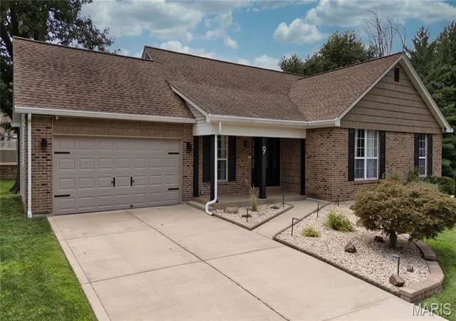 Photo 2 of Sale Pending at 9 Carriage Wy E, Saint Peters, MO 63376 | MLS# MIS26052005 | Listing updated on 2026-09-23