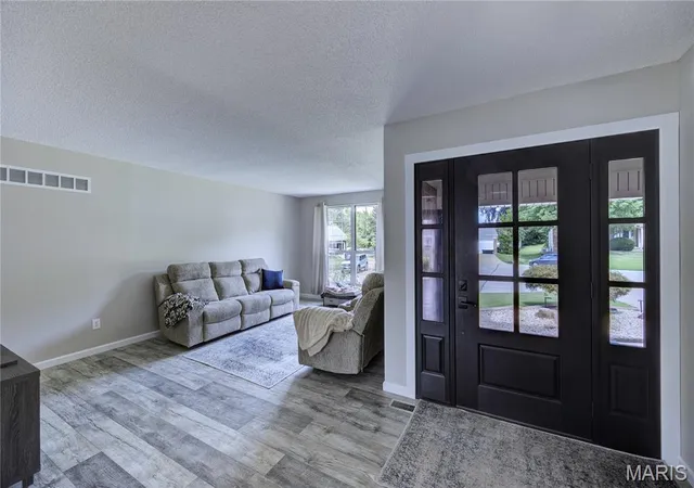 Photo 3 of Sale Pending at 9 Carriage Wy E, Saint Peters, MO 63376 | MLS# MIS26052005 | Listing updated on 2026-09-23
