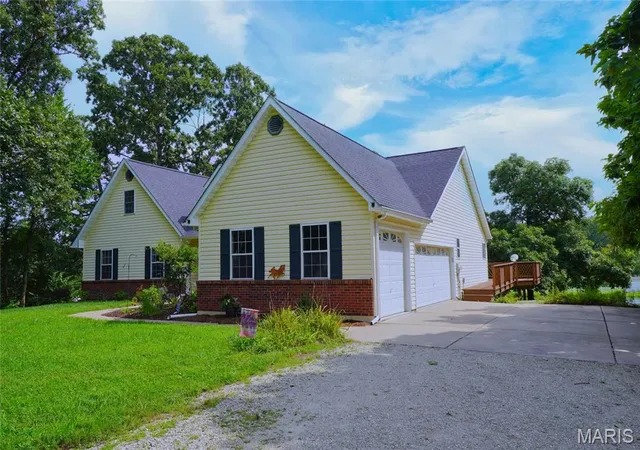 Photo 3 of Single family home for sale at 21209 Oak Trl, Warrenton, MO 63383 | MLS# MIS26052008 | Listing updated on 2026-09-11