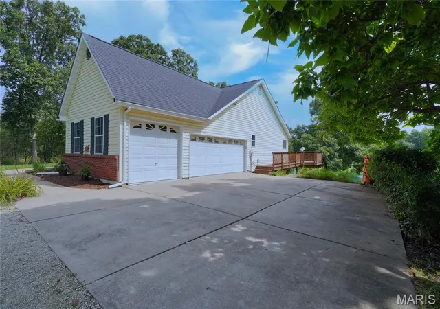 Photo 3 of Single family home for sale at 21209 Oak Trl, Warrenton, MO 63383 | MLS# MIS26052008 | Listing updated on 2026-10-02