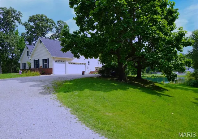 Photo 4 of Single family home for sale at 21209 Oak Trl, Warrenton, MO 63383 | MLS# MIS26052008 | Listing updated on 2026-10-02