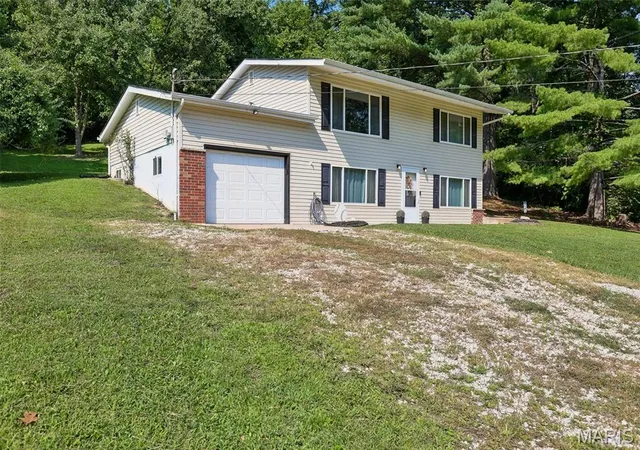 Photo 3 of Single family home for sale at 2101 Linnus Dr, High Ridge, MO 63049 | MLS# MIS26052040 | Listing updated on 2026-09-14