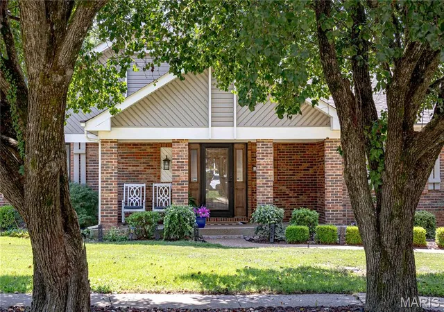 Photo 2 of Single family home for sale at 3008 Oakvilla Manor Ct, Saint Louis, MO 63129 | MLS# MIS26052175 | Listing updated on 2026-09-13