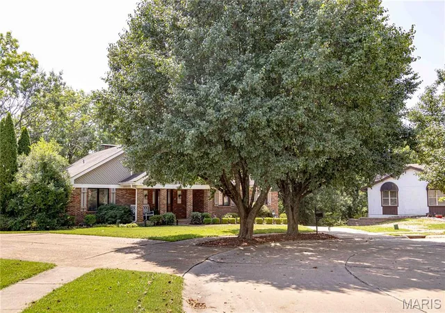 Photo 3 of Single family home for sale at 3008 Oakvilla Manor Ct, Saint Louis, MO 63129 | MLS# MIS26052175 | Listing updated on 2026-09-13
