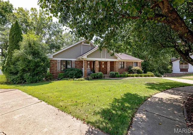 Photo 3 of Single family home for sale at 3008 Oakvilla Manor Ct, Saint Louis, MO 63129 | MLS# MIS26052175 | Listing updated on 2026-09-13