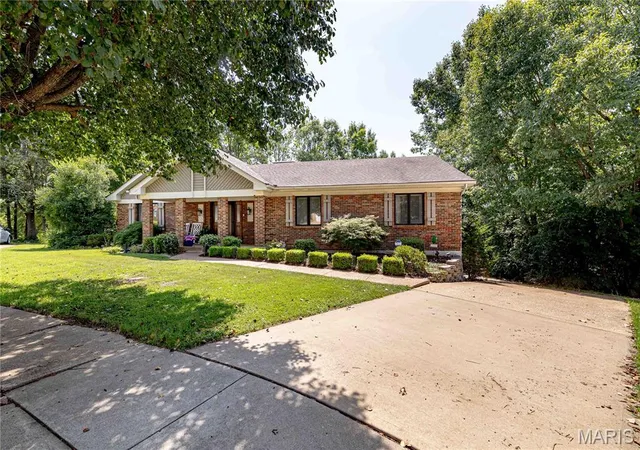 Photo 4 of Single family home for sale at 3008 Oakvilla Manor Ct, Saint Louis, MO 63129 | MLS# MIS26052175 | Listing updated on 2026-09-13