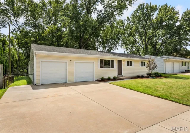 Photo 2 of Sale Pending at 11482 Essex Ave, Maryland Heights, MO 63043 | MLS# MIS26052280 | Listing updated on 2026-09-22