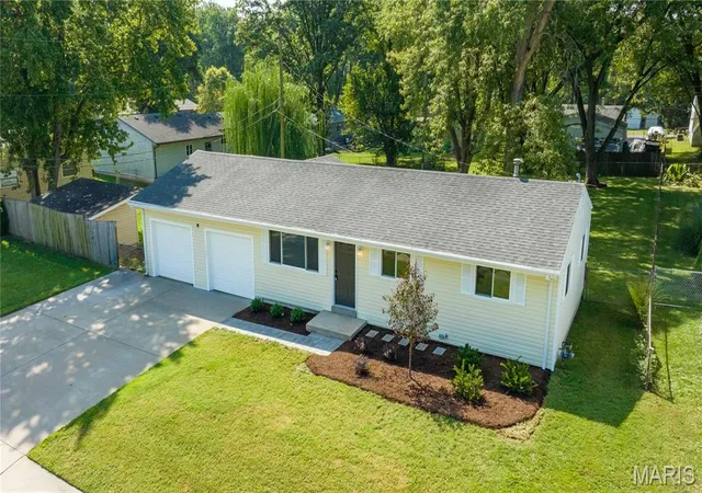 Photo 3 of Sale Pending at 11482 Essex Ave, Maryland Heights, MO 63043 | MLS# MIS26052280 | Listing updated on 2026-09-22