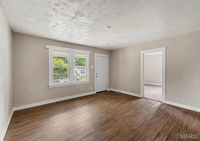 Photo 3 of Single family home for sale at 154 Becker Dr, St Louis, MO 63135 | MLS# MIS26052293 | Listing updated on 2026-09-28
