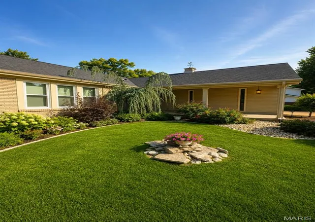 Photo 2 of Single family home for sale at 944 Ridgetree Ln, Saint Louis, MO 63131 | MLS# MIS26052379 | Listing updated on 2026-10-01