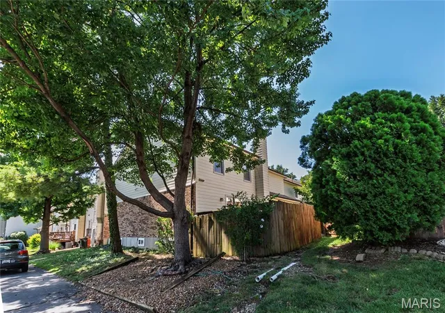Photo 3 of Townhouse for sale at 2533 Grayford Walk, Saint Louis, MO 63129 | MLS# MIS26052521 | Listing updated on 2026-09-14