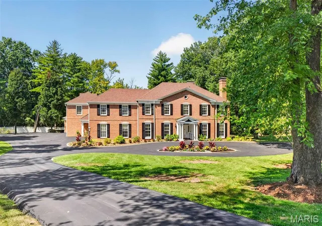 Photo 1 of Mansion for sale at 1081 Cabin Clb Dr, Saint Louis, MO 63124 | MLS# MIS26052615 | Listing updated on 2026-09-11