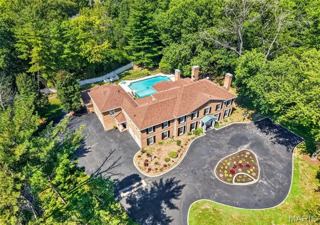 Photo 3 of Mansion for sale at 1081 Cabin Clb Dr, Saint Louis, MO 63124 | MLS# MIS26052615 | Listing updated on 2026-09-11