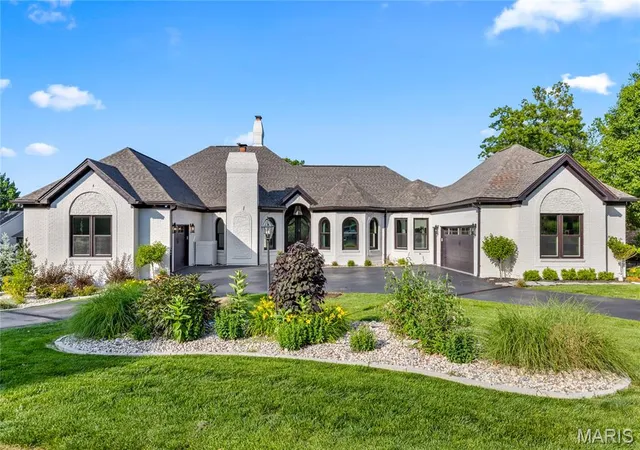 Photo 1 of Mansion for sale at 5 Shelbourne Wood Ct, Weldon Spring, MO 63304 | MLS# MIS26052665 | Listing updated on 2026-09-14