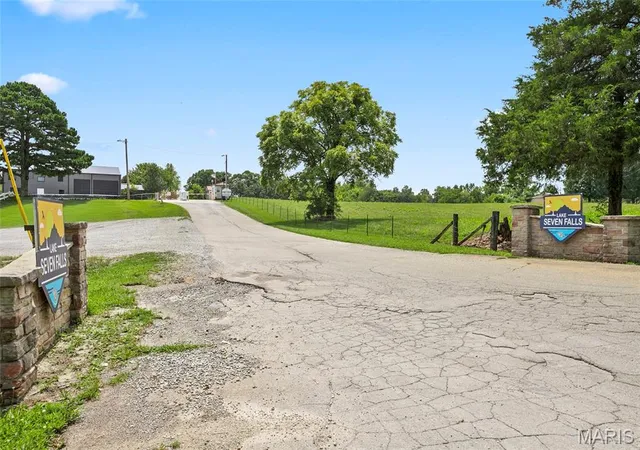 Photo 3 of Sale Pending at 6412 Walnut Dr, Sainte Genevieve, MO 63670 | MLS# MIS26052677 | Listing updated on 2026-09-30
