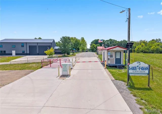 Photo 4 of Sale Pending at 6412 Walnut Dr, Sainte Genevieve, MO 63670 | MLS# MIS26052677 | Listing updated on 2026-09-30