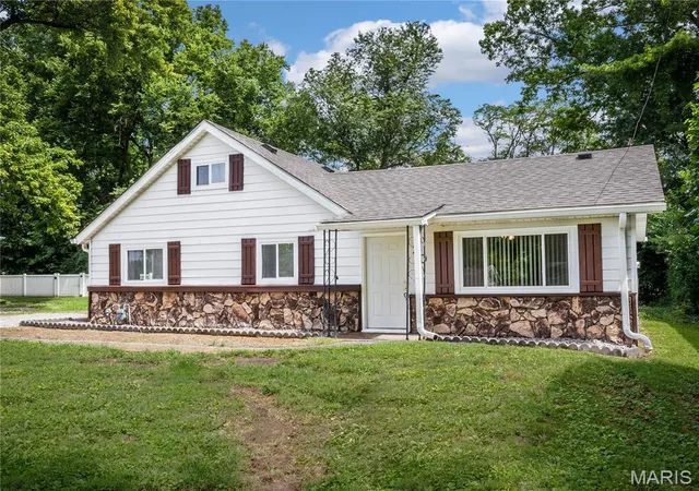 Photo 1 of Sale Pending at 20 Red Rose Dr, Collinsville, IL 62234 | MLS# MIS26052766 | Listing updated on 2026-09-11