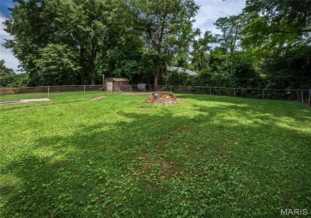 Photo 3 of Sale Pending at 20 Red Rose Dr, Collinsville, IL 62234 | MLS# MIS26052766 | Listing updated on 2026-09-11