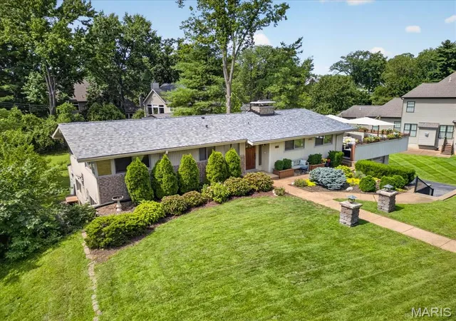Photo 3 of Sale Pending at 11728 Claychester Dr, Saint Louis, MO 63131 | MLS# MIS26052776 | Listing updated on 2026-09-11