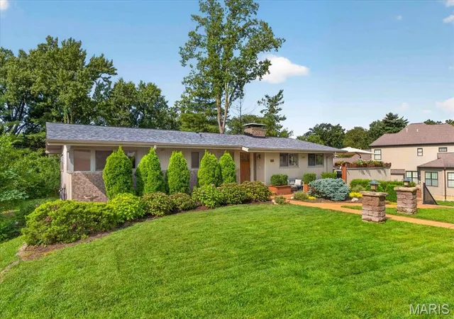 Photo 4 of Sale Pending at 11728 Claychester Dr, Saint Louis, MO 63131 | MLS# MIS26052776 | Listing updated on 2026-09-11