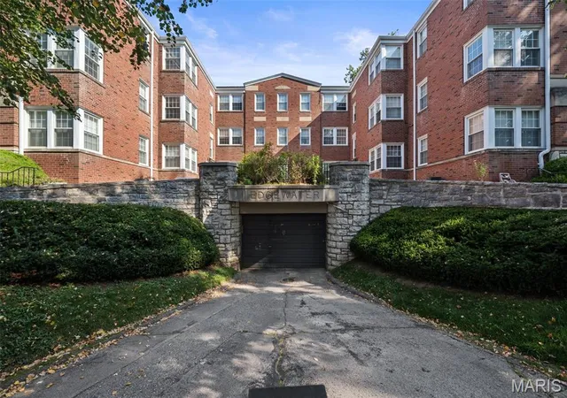 Condo for sale at 7563 Oxford Dr #3S, Saint Louis, MO 63105 | MLS# MIS26052782