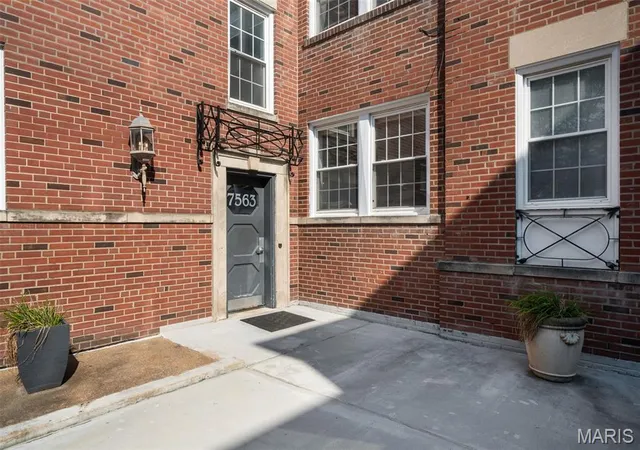 Photo 2 of Condo for sale at 7563 Oxford Dr #3S, Saint Louis, MO 63105 | MLS# MIS26052782 | Listing updated on 2026-10-02