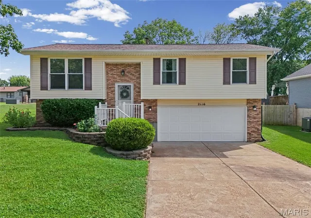 Photo 3 of Sale Pending at 2116 Westmoreland Dr, Imperial, MO 63052 | MLS# MIS26052785 | Listing updated on 2026-09-11