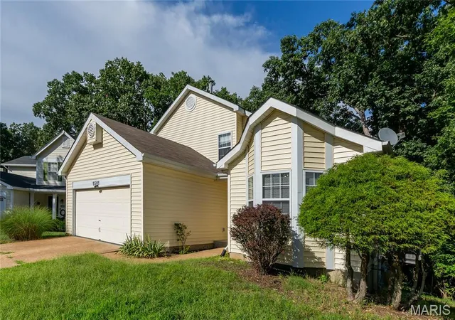 Photo 3 of Single family home for sale at 1501 Strawberry Glen Ct, Ballwin, MO 63021 | MLS# MIS26052803 | Listing updated on 2026-10-02