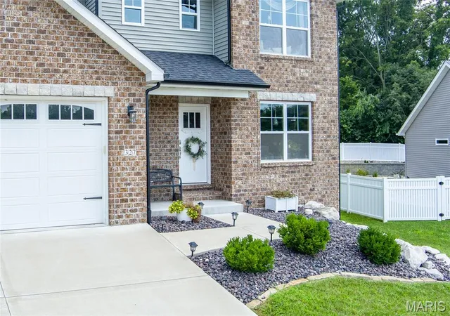 Photo 3 of Single family home for sale at 327 Star Ln, Glen Carbon, IL 62034 | MLS# MIS26052827 | Listing updated on 2026-09-14