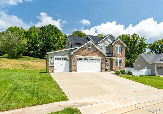 Photo 3 of Single family home for sale at 327 Star Ln, Glen Carbon, IL 62034 | MLS# MIS26052827 | Listing updated on 2026-09-14