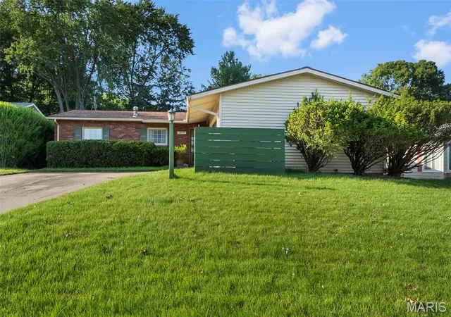 Photo 3 of Single family home for sale at 2612 Leroy Dr, Cape Girardeau, MO 63701 | MLS# MIS26052830 | Listing updated on 2026-09-11