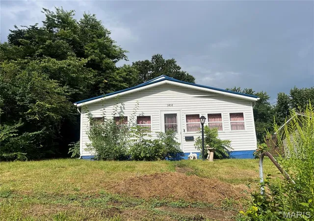 Photo 3 of Single family home for sale at 1416 S Main St, Hillsboro, IL 62049 | MLS# MIS26052866 | Listing updated on 2026-09-14