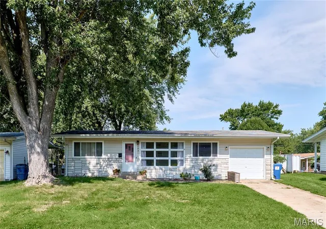 Photo 1 of Single family home for sale at 195 Grenoble Ln, Florissant, MO 63033 | MLS# MIS26052878 | Listing updated on 2026-10-04