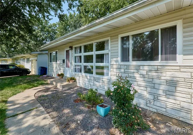 Photo 3 of Single family home for sale at 195 Grenoble Ln, Florissant, MO 63033 | MLS# MIS26052878 | Listing updated on 2026-10-04