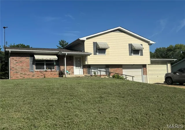 Photo 2 of Single family home for sale at 1250 Diane St, Saint Clair, MO 63077 | MLS# MIS26053001 | Listing updated on 2026-09-11