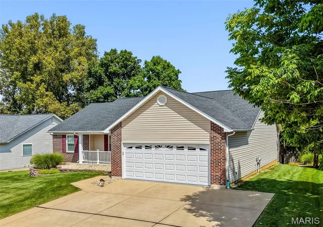 Photo 3 of Single family home for sale at 215 Old Chesapeake Dr, Wentzville, MO 63385 | MLS# MIS26053011 | Listing updated on 2026-09-27