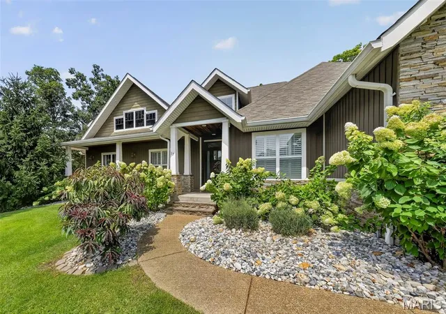 Photo 3 of Mansion for sale at 17 Little Lake Ct, Troy, MO 63379 | MLS# MIS26053051 | Listing updated on 2026-09-15
