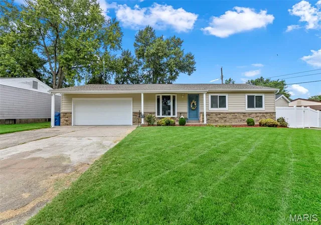 Photo 1 of Sale Pending at 2871 Sugar Tree Ln, Maryland Heights, MO 63043 | MLS# MIS26053071 | Listing updated on 2026-09-11