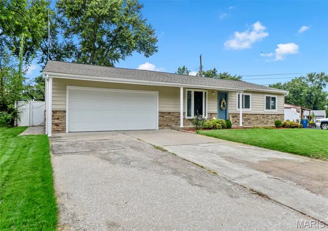 Photo 2 of Sale Pending at 2871 Sugar Tree Ln, Maryland Heights, MO 63043 | MLS# MIS26053071 | Listing updated on 2026-09-11