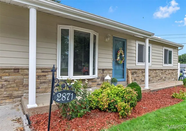 Photo 3 of Sale Pending at 2871 Sugar Tree Ln, Maryland Heights, MO 63043 | MLS# MIS26053071 | Listing updated on 2026-09-11