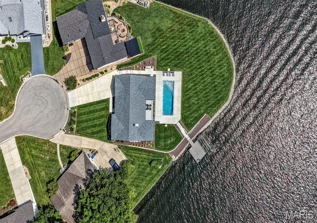 Photo 3 of Sale Pending at 22 Harbor Point Ct, Lake St Louis, MO 63367 | MLS# MIS26053171 | Listing updated on 2026-09-29