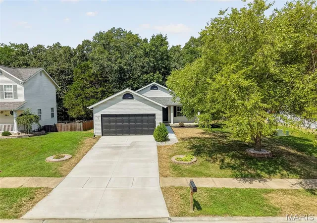 Photo 2 of Sale Pending at 1035 Providence Pointe Dr, Wentzville, MO 63385 | MLS# MIS26053213 | Listing updated on 2026-10-01