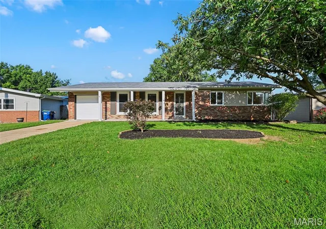 Photo 1 of Single family home for sale at 2915 Mid Crse Dr, Saint Louis, MO 63125 | MLS# MIS26053312 | Listing updated on 2026-09-15