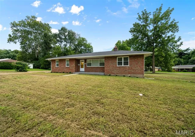 Photo 3 of Single family home for sale at 8142 January Ave, Saint Louis, MO 63134 | MLS# MIS26053612 | Listing updated on 2026-09-11