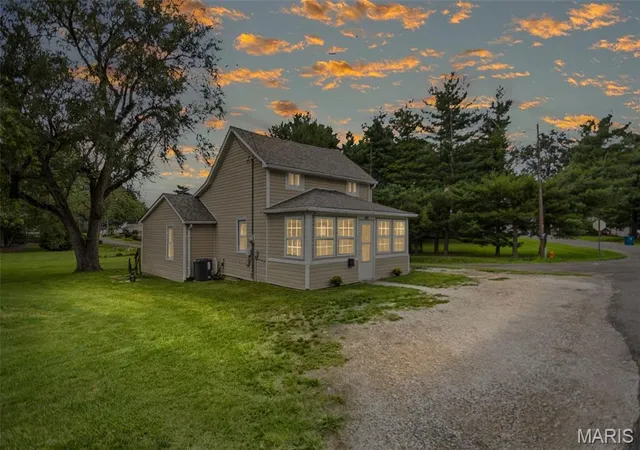 Photo 1 of Sale Pending at 607 Walnut St, Jerseyville, IL 62052 | MLS# MIS26053690 | Listing updated on 2026-09-08